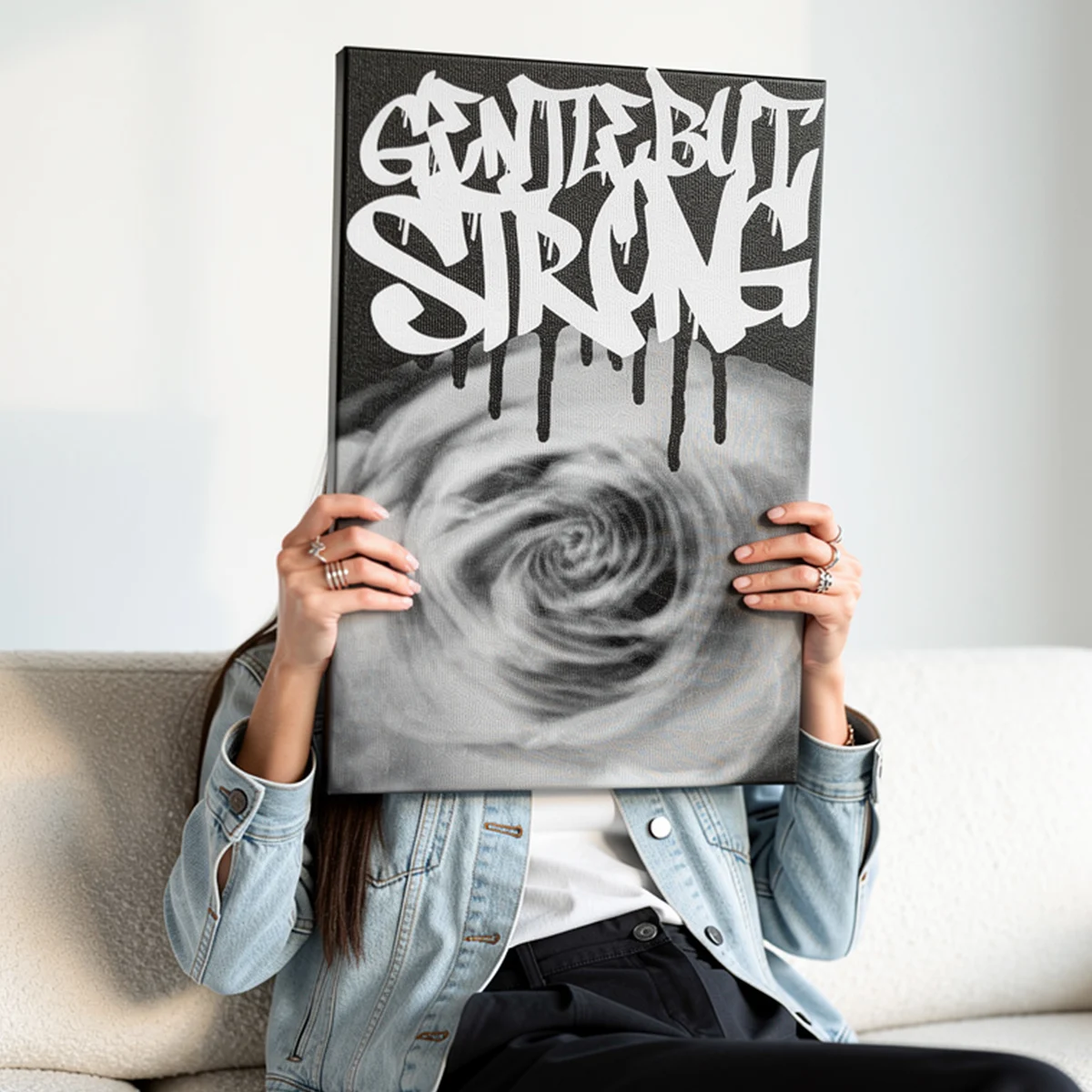 originalne-slike-na-platnu-umetnicke-na-zidu-platno-crno-belo-tirkiz-40x60cm_0055_0016_hf_20261014_174845_e815f1df-0693- GENTLE BUT STRONG – PREMIUM ŠTAMPA - Moć Kontrasta – prikaz 2